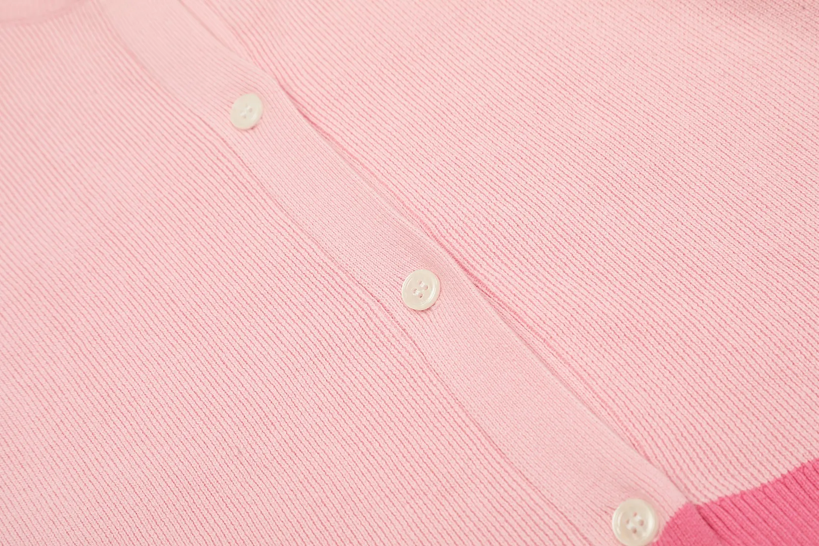 vivienne west wood Vivienne contrasting high-end Korean-style cardigan knitted sweater wool 2024 autumn latest style 🧩 15% merino cotton wool 85% wool blend 🧩Correct Italian 🇮🇹100% wool washed wheat logo Size: S -M- L Color: blue pink black gray